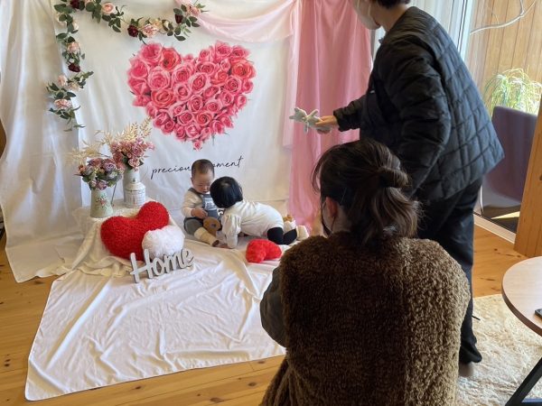 建材や工法を規格化しコストを抑えた規格住宅を販売する「BinO」。なかでも一番シンプルなのが平屋モデルの「COVACO」だ。ウッドデッキやアウトドアストッカー、パントリーが付いたシンプルなデザイン。外装は希望に合わせて変えることができる。セカンドハウスとして購入する人も多いそうだ