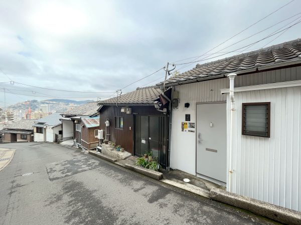 平屋で連なる長崎坂宿群。通りすがりの近所の人が、「宿を探しているの？ここよ」と声をかけて教えてくださった