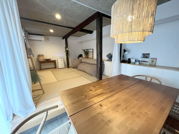 長崎坂宿ひとまの内装。天井の梁が木造住宅であることを彷彿とさせる