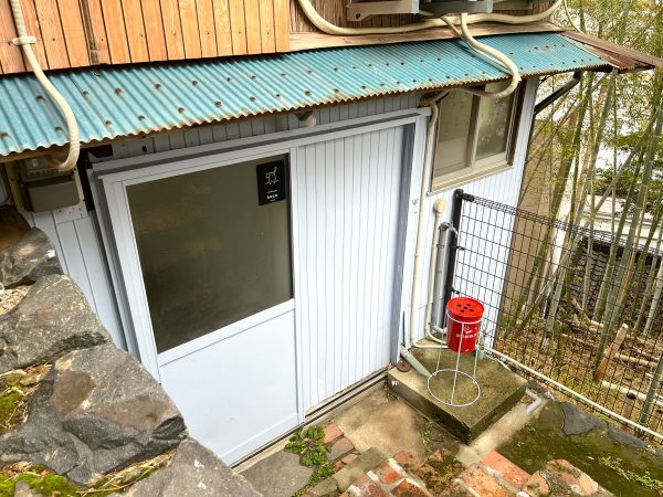 さすが斜面地。坂宿の下側にも空間が広がっている