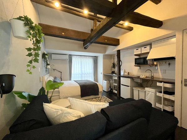 長崎坂宿ひとまの内装。天井の梁が木造住宅であることを彷彿とさせる