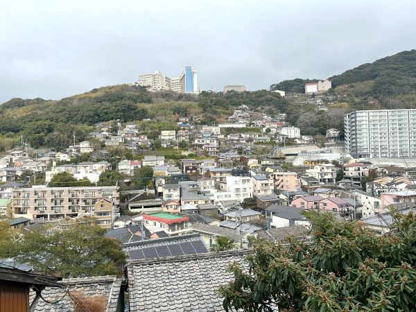 平屋で連なる長崎坂宿群。通りすがりの近所の人が、「宿を探しているの？ここよ」と声をかけて教えてくださった