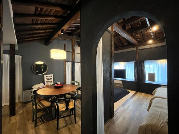 長崎坂宿ひとまの内装。天井の梁が木造住宅であることを彷彿とさせる