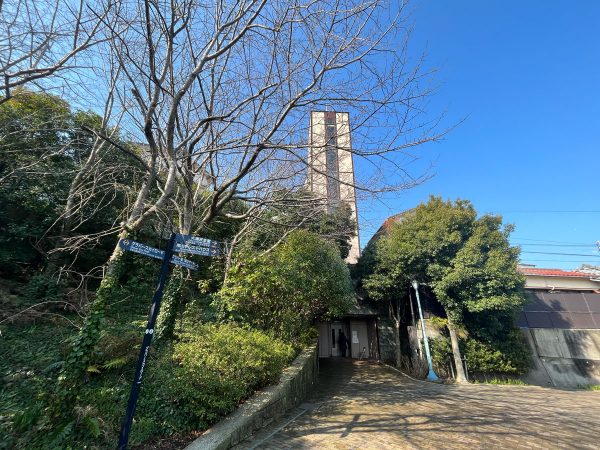 垂直エレベーター（正式路線名：都市計画道路南大浦線）。高低差は18m