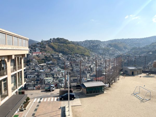 垂直エレベーター（正式路線名：都市計画道路南大浦線）。高低差は18m