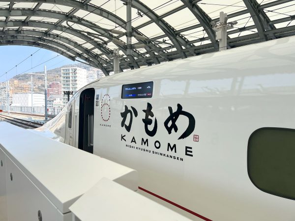 左側に在来線、右側に新幹線が停車する。明るく開放的なホーム空間