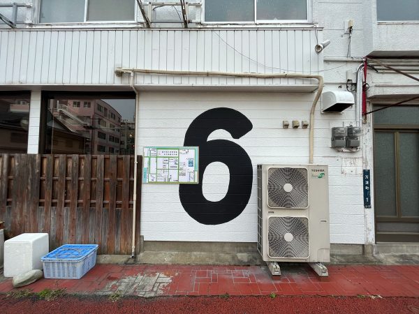 BRICK MALL SASEBOは、もともと漬物工場だった煉瓦木造2階建ての物件をリノベーションした商業施設。壁に「万津6区」にはウォールペイントが見られる