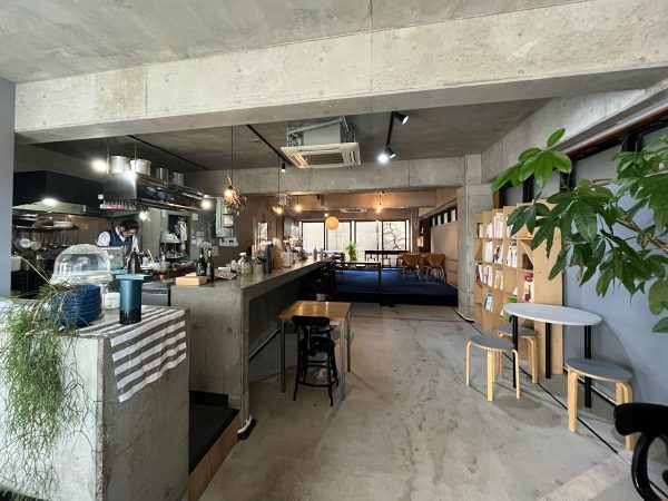 「RE SORT」から徒歩3分程度にあるカフェ「RE PORT」は、中尾氏夫婦が2015年から運営している。この場所を拠点にさまざまなイベントが盛んに行われている