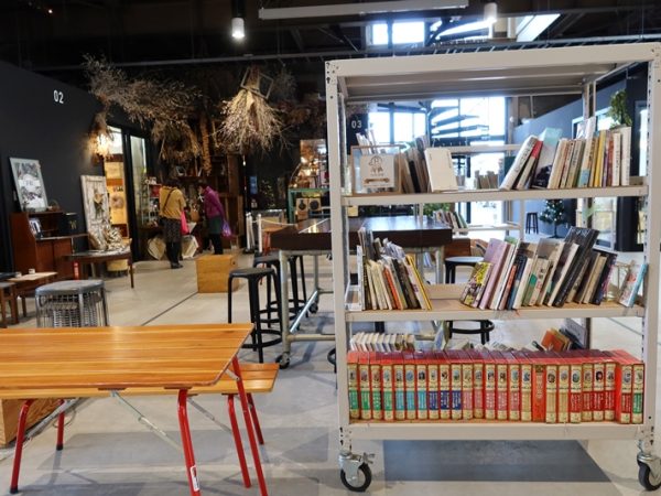 ヤマキウ南倉庫オープン時の写真。後列、一番左に立っているのが東海林氏