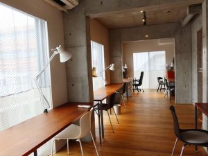 2000年と今では大きく変わった働き方。その当時にコワーキングで働くという選択肢はほぼなかったはずだ