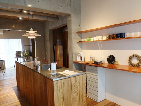 緩やかなスロープが入り口中央に用意されており、ベビーカーでも、車椅子などでも入りやすい