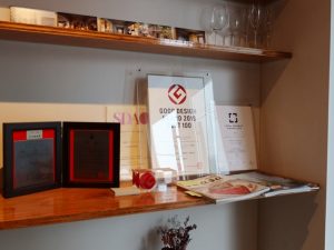 コワーキングスペース入り口に飾られた建物の評価の高さを示す賞状類