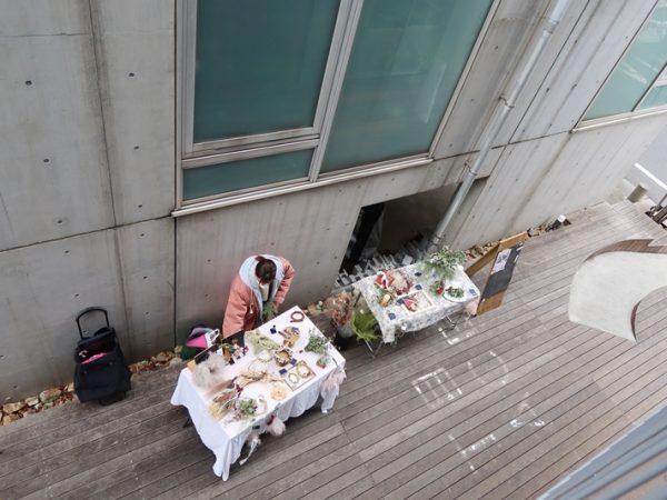 緩やかなスロープが入り口中央に用意されており、ベビーカーでも、車椅子などでも入りやすい