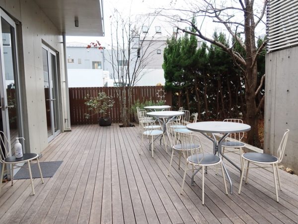 1階にはベーカリー、カフェが入っている。取材時も朝から次々に人が訪れ、人気ぶりがうかがえた