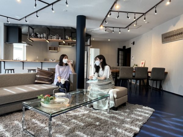 自然光の入る明るい洗面所。朝から光が入るのはうれしいポイント