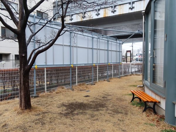 広いウッドデッキがあり、建物と一体として使えるようになっている