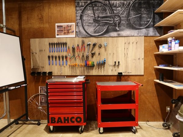 複数の建物を利用しており、Living-Garageと他の建物は繋がっていないが、それ以外は繋がっている