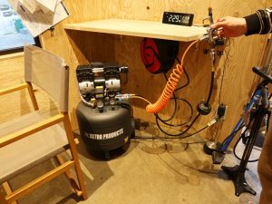 建物の前に設置された水道で自転車の汚れを落とし、室内のコンプレッサーを利用して乾かせるようになっている