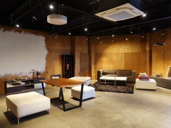 建物の前に設置された水道で自転車の汚れを落とし、室内のコンプレッサーを利用して乾かせるようになっている