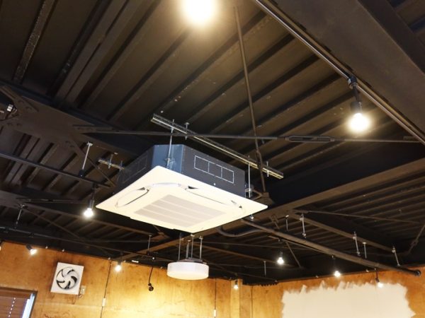 建物の前に設置された水道で自転車の汚れを落とし、室内のコンプレッサーを利用して乾かせるようになっている