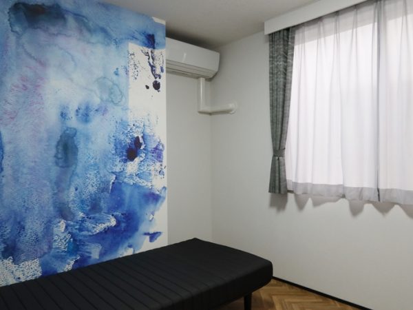 家庭的な雰囲気の玄関。もともとがわが家を離れていても寛げるようにと作られた場所だったためだ