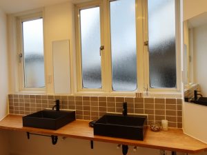 自然光の入る明るい洗面所。朝から光が入るのはうれしいポイント