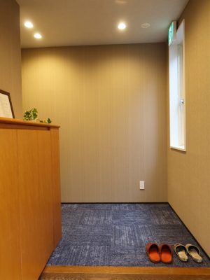 家庭的な雰囲気の玄関。もともとがわが家を離れていても寛げるようにと作られた場所だったためだ