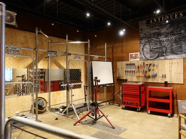 建物の前に設置された水道で自転車の汚れを落とし、室内のコンプレッサーを利用して乾かせるようになっている