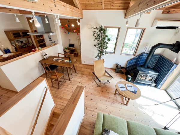 建材や工法を規格化しコストを抑えた規格住宅を販売する「BinO」。なかでも一番シンプルなのが平屋モデルの「COVACO」だ。ウッドデッキやアウトドアストッカー、パントリーが付いたシンプルなデザイン。外装は希望に合わせて変えることができる。セカンドハウスとして購入する人も多いそうだ