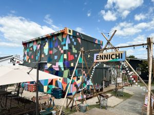 センターハウスのウォールアート。エイトデザイングループとして2022年11月安城市にアートギャラリー「EIGHT ART HOUSE」がオープン。同ギャラリーの関連アーティストが敷地内のアートを手掛ける
