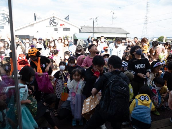 オープニングイベントでは、東海地方では昔から行われていた菓子まきや餅まきを開催。花火大会やハロウィンなど季節ごとの祭りで地元の人たちでにぎわったそう