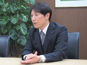 <b>幡野 勝己：</b>2001年 大京住宅流通（現大京穴吹不動産）に入社。以来、10年間仲介営業に従事し、2011年から上野店、新宿店、川崎店、池袋店でマネージャー業務を経験。2020年にグループ会社の管理部門へ出向。2022年4月から事業推進部次長
