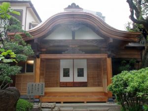 東京・千住の大黒湯の唐破風屋根が、地元の古刹・安養院に移築された。移築保存に関わった人たちの想いを取材した