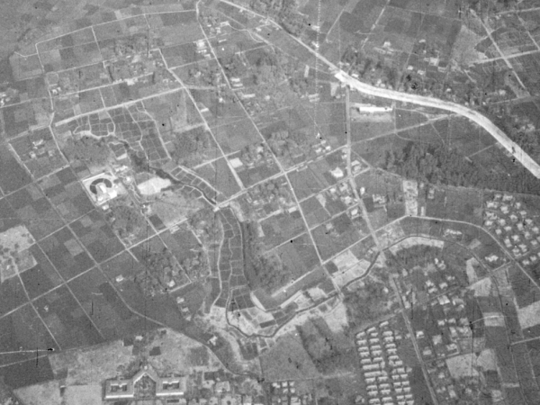 指定された当初の善福寺風致地区。八幡神社の南に同潤会勤め人向け分譲住宅地が、善福寺池の下の池の南東部には同潤会普通住宅地がつくられた。現在の風致地区の範囲は前掲の写真参照。出所：東京府風致地区協会聯合会『皇都勝景』1942