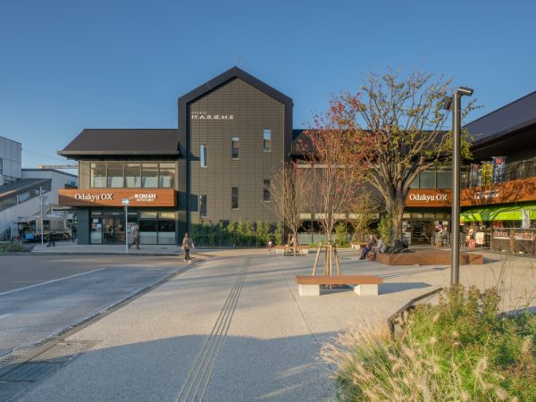 リノベーション前の座間駅前。駐輪場があるあたりが「ざまにわ」になり、左側にある緑のあたりに駐輪場を移設した