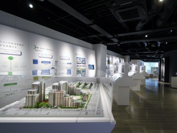 「再生と長寿命化」のゾーンでは、資産価値の維持を目的とした修繕や耐震改修、建物と設備の劣化による建て替えなどの事例が紹介されている