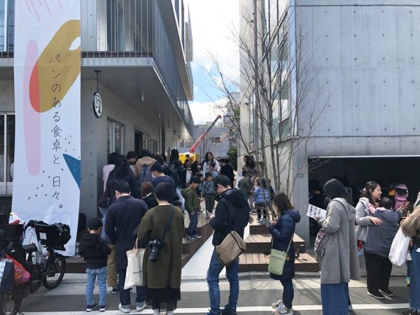 7丁目PLACEから見たやどり木。手前が桜の木