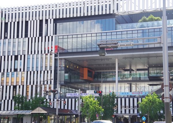 メインファサードを大胆に一新。明るく入りやすいイメージに