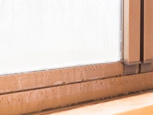 冬の暖房時の熱の58%は、窓などの開口部から流失する。また、断熱性能の低い窓は、結露発生の原因となる（画像はイメージ）