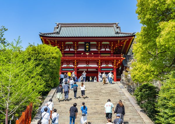 源頼朝は後白河法皇崩御の年、鎌倉山の浴堂で1日100人で100日間続ける追善供養の施浴を行った（写真は鶴岡八幡宮）