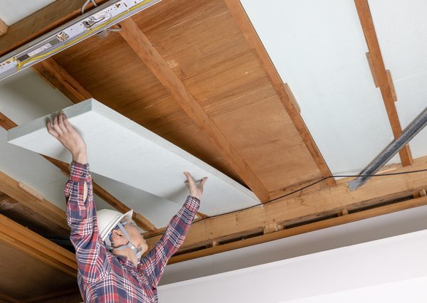 断熱材を敷き詰める工事（画像はイメージ）