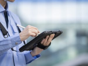 労働生産性を高める手段として、DXの推進が考えられる