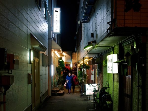 秋田県秋田市に古い倉庫をリノベーションした複合施設「ヤマキウ南倉庫」がある。外観は古い倉庫を活かしたものだが、訪れてみると平日の昼過ぎに駐車場がほぼ一杯という人気ぶり。この建物も含め、地域を変えてきた立役者・株式会社See Visionsの東海林諭宣氏に聞いた。