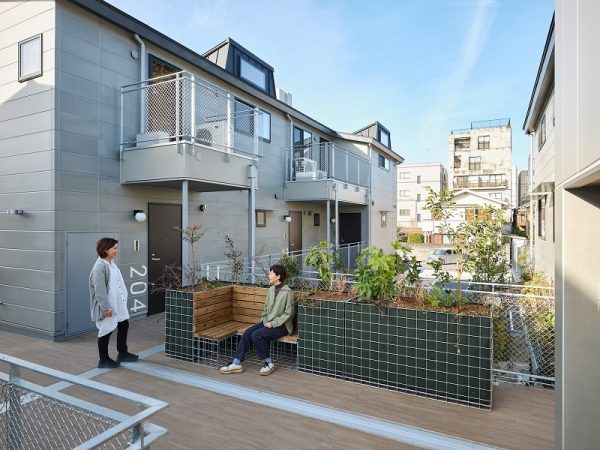 公共施設から店舗や住まい、新築もリノベーションも手がける設計事務所スターパイロッツ 代表の三浦丈典さん（左）と、株式会社鈴森 代表取締役社長 鈴木早苗さん（右）