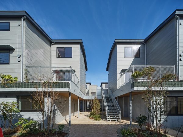 鈴森village全体外観。5世帯×6ブロックからなる低層建物で2階部分はブリッジでつながっている。回遊性のある敷地の使い方が印象的だ（画像：鈴森village提供）