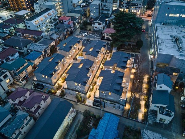 鈴森village敷地内の道は、地域の公共道路でもある。外壁から夜道を照らす街灯は、賃貸住宅の共用照明であると同時に、地域の道路を照らす灯りでもある。このような地域との垣根が低い共生住宅が今後増えていくかもしれない（画像：鈴森village提供）