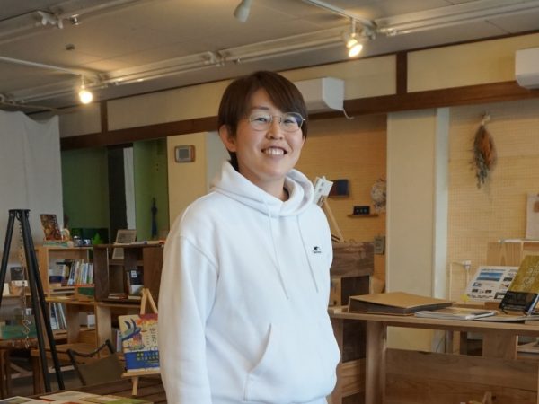 ブックカフェの外観は元の呉服店のままだ