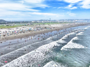 2022年夏の大洗町のビーチ。人が戻りつつある