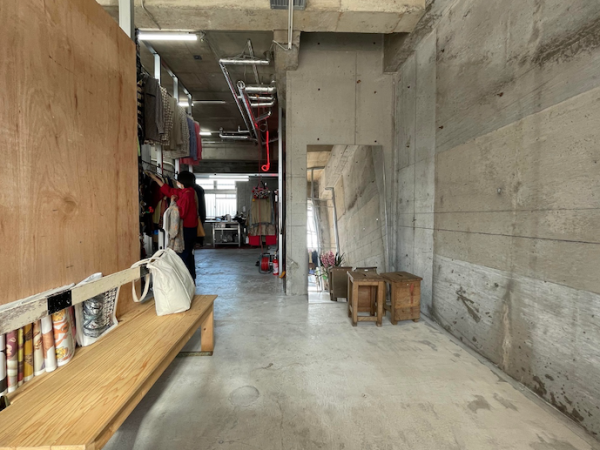 ホームセンターで買った軽量鉄骨を加工。入口ドアは、近所でビンテージ家具を収集している建材メーカーの岡崎製材から格安で仕入れた