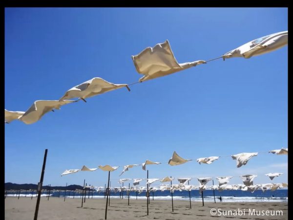 30年続く企画展「Tシャツアート展」の様子（投映資料より）